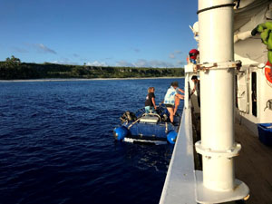 無人島への上陸に使用するゴムボート