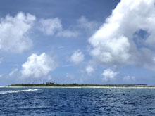 Morane島遠景：中央にラグーンがある環礁の島